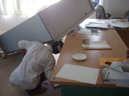 Hàng trăm người đập nát trụ sở Golden Hills  - 3