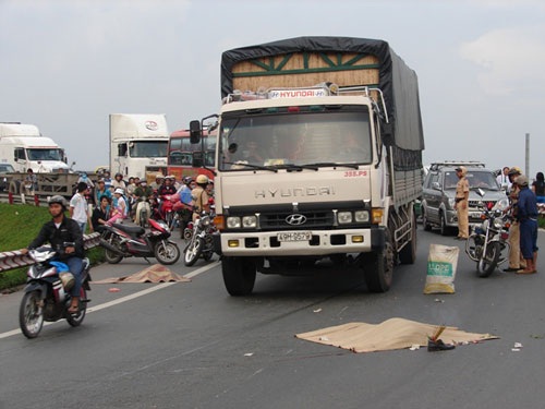 3 xe buýt đua tốc độ, hai anh em gặp nạn - 3