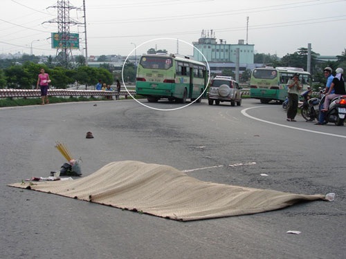 3 xe buýt đua tốc độ, hai anh em gặp nạn - 1