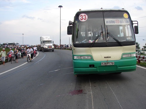 3 xe buýt đua tốc độ, hai anh em gặp nạn - 2