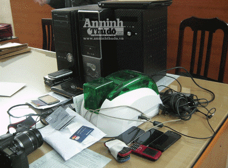 Triệt phá đường dây dùng thẻ tín dụng giả mua vé máy bay - 5