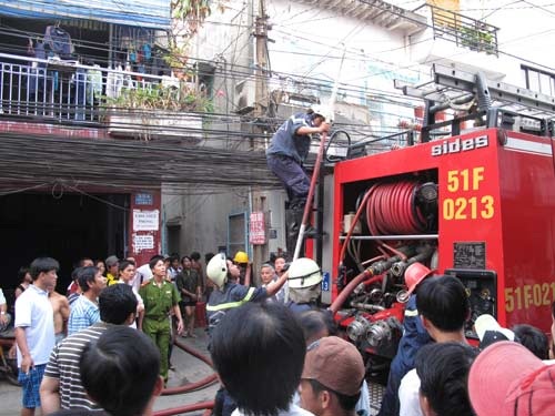 Cháy nhà trọ, sinh viên chạy tán loạn  - 1