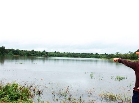 Chèo thuyền chơi trên hồ nuôi cá, 4 nữ sinh chết đuối   - 1