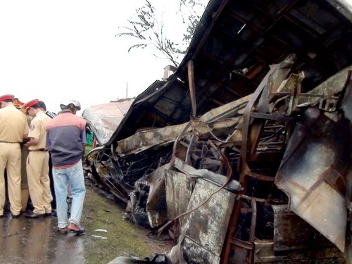 Chùm ảnh vụ xe tải đâm xe khách làm 10 người chết cháy thảm thương - 2