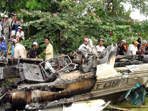 Chùm ảnh vụ xe tải đâm xe khách làm 10 người chết cháy thảm thương - 3