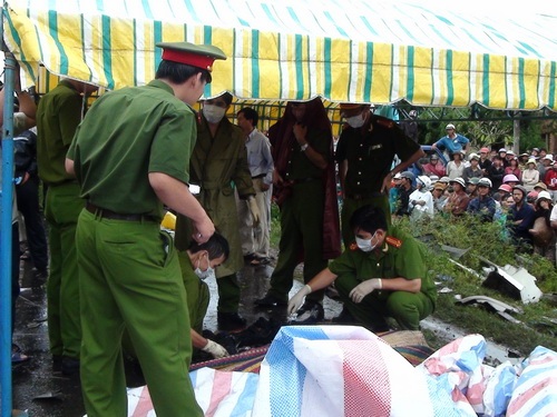 Chùm ảnh vụ xe tải đâm xe khách làm 10 người chết cháy thảm thương - 5