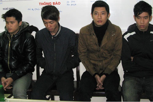 Triệt phá đường dây dùng thẻ tín dụng giả mua vé máy bay - 2