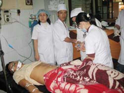 Ngồi trước nhà, bị taxi tông trọng thương  - 1