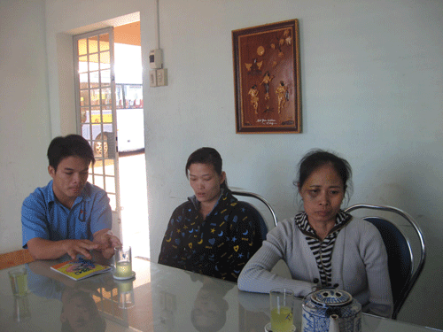 Nhân viên xe buýt đánh bầm dập hành khách - 1