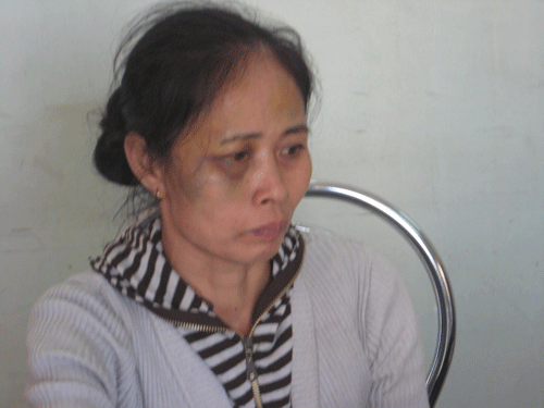 Nhân viên xe buýt đánh bầm dập hành khách - 2