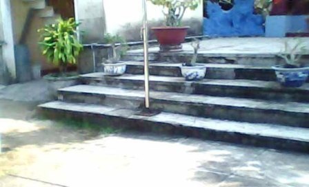 Một trẻ sơ sinh bị bỏ rơi trong sân chùa - 1 Một trẻ sơ sinh bị bỏ rơi trong sân chùa - 1