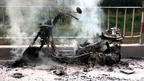 Xe máy đang lưu thông lại bùng bùng bốc cháy - 1 Xe máy đang lưu thông lại bùng bùng bốc cháy - 1