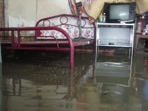 Vỡ đê, 100 nhà dân ngập trong nước - 4