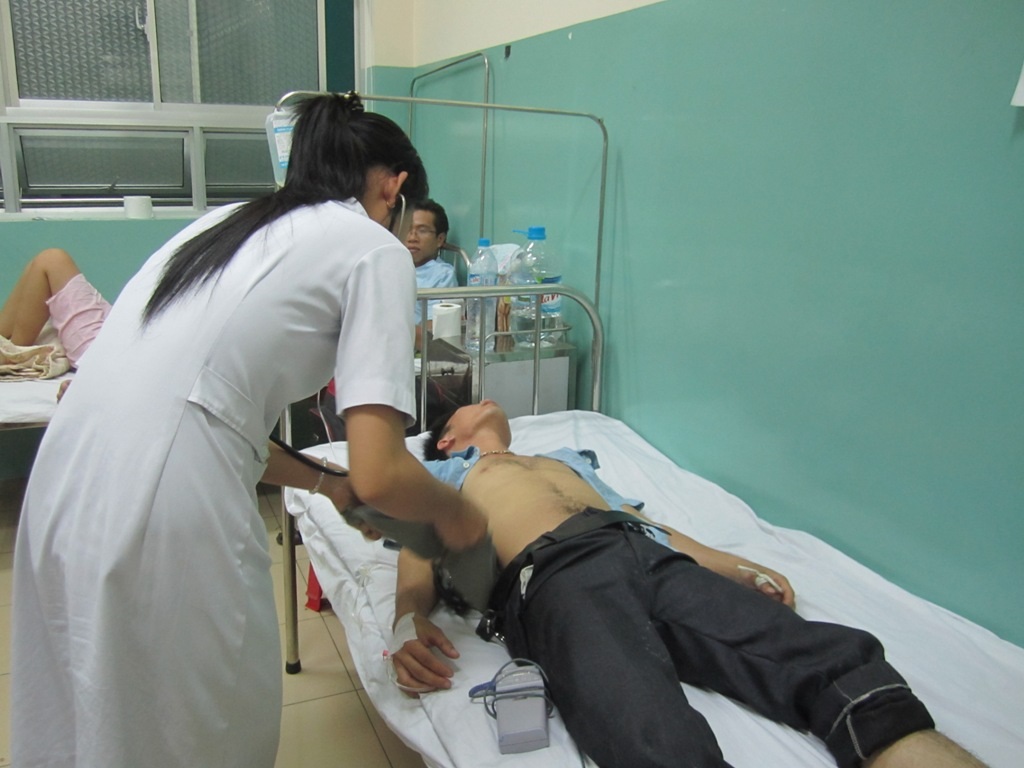 Nhiệt tình chữa cháy, phải nhập viện cấp cứu