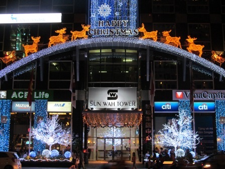 Quả châu trắng, vàng trên cây thông cao ngất ngưỡng, tôn thêm vẻ sang trọng của tòa nhà Vicom A