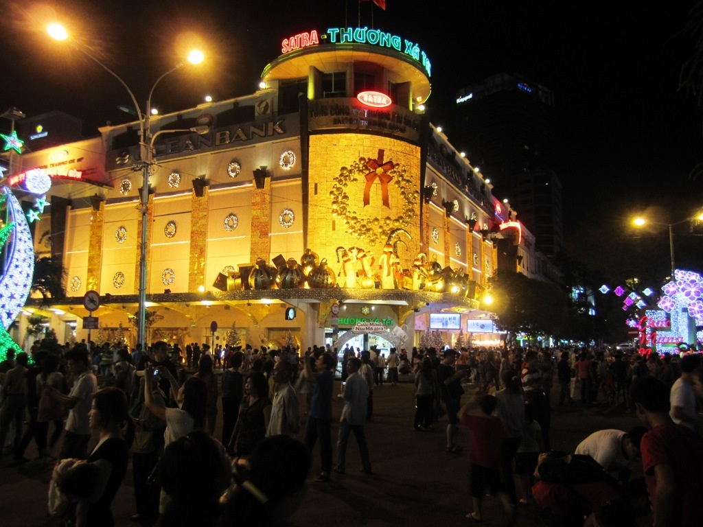 Hàng
trăm người dân tập trung trước thương xá Tax