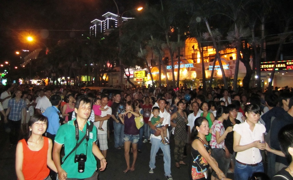 Dòng người ùn ùn kéo vào trung tâm thành phố