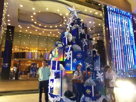 Khách sạn Caravel: những gói quà xanh - trắng xếp thành hình cây thông