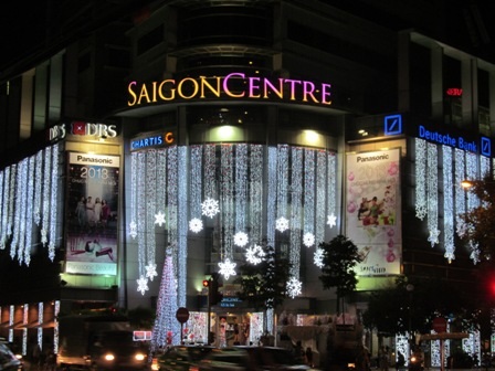 Chưa hoàn thành, nhưng đàn tuần lộc chở ông già Noel luôn đông nghẹt người muốn chụp 1 tấm hình