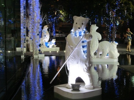 Không khí Giáng sinh tràn ngập phố phường