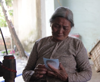 TPHCM: Một học sinh lớp 6 mất tích bí ẩn - 2 Bà ngoại em Minh ngày
nào cũng ôm tấm ảnh cháu khóc nghẹn vì thương nhớ