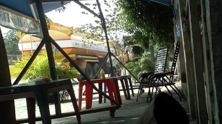 Mua bán xăng máy bay trực tiếp từ xe bồn sáng 14/12