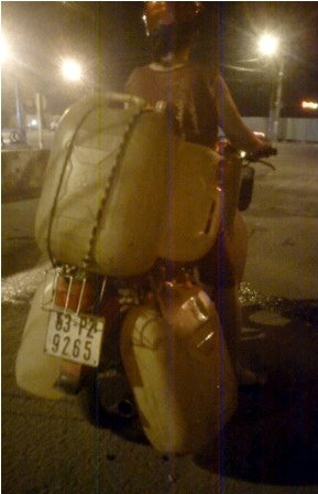 Một đầu nậu chở sáu can xăng máy bay về nhà sau khi “ăn hàng” trên đường Hồng Hà