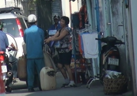 Một đầu nậu chở sáu can xăng máy bay về nhà sau khi “ăn hàng” trên đường Hồng Hà