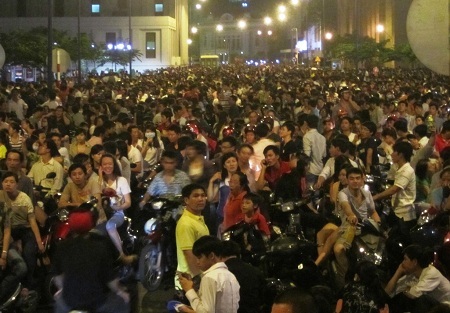 Hàng ngàn người dân chen chúc tại sân khấu chính dưới chân cầu Khánh Hội