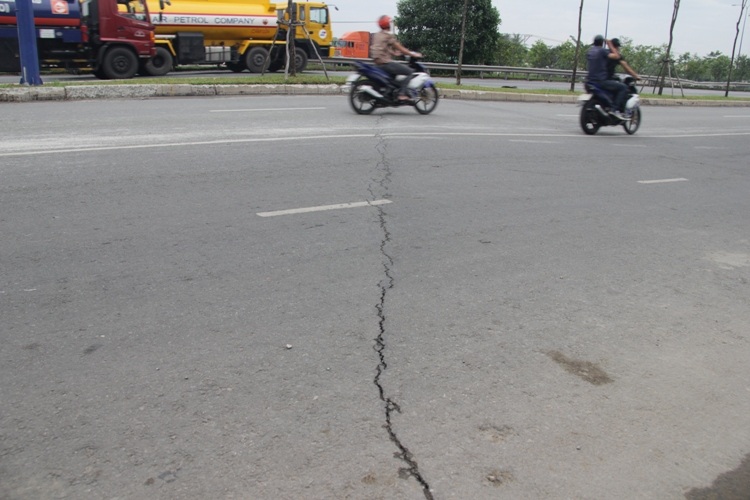 Xuất hiện vết nứt trên đại lộ Đông Tây