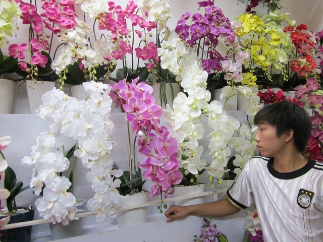 Khó phân biệt hoa thật hay giả bằng mắt thường