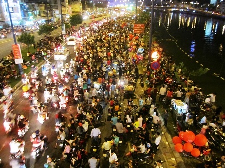 Đại lộ Võ Văn Kiệt bị tê liệt do dòng người đổ về xem bắn pháo hoa
