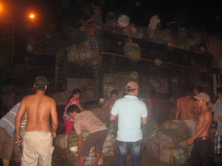 Nhộn nhịp cảnh xuống hàng giữa đêm