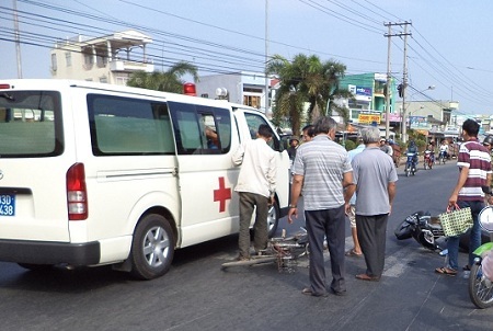 Xe cứu thương của BV đa khoa Sóc Trăng cứu người bị nạn