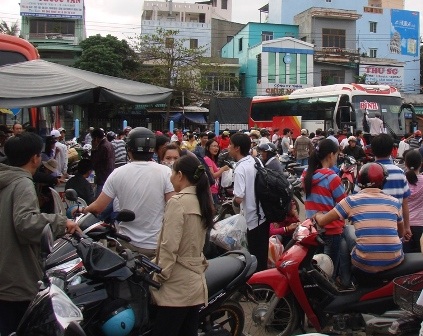 Cảnh náo loạn khi gần 350 hành khách đội nắng vật vờ chờ xe chất lượng cao Minh Phương