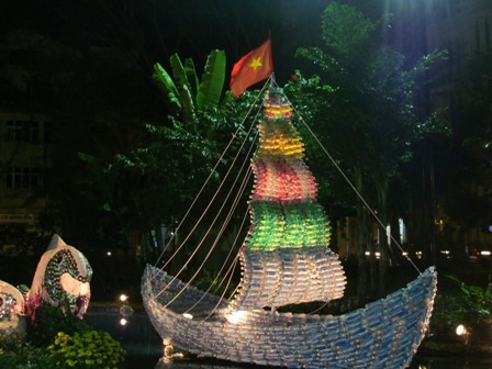 Thuyền ra khơi làm bằng vỏ chai nước