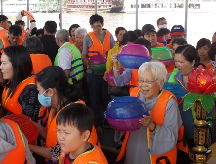 Đi tàu phóng sinh trên sông Sài Gòn - 5 Đi tàu phóng sinh trên sông Sài Gòn