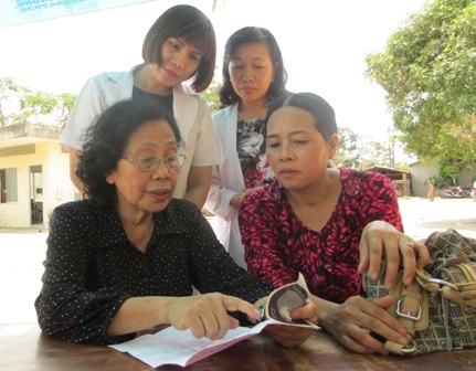 Chuẩn bị ra sân bay, BS Phượng vẫn tranh thủ tư vấn thêm cho chị em