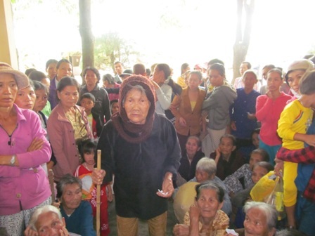 Thức cả đêm mong trời sáng để gặp đoàn bác sĩ thành phố khai bệnh