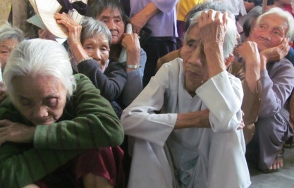 Rất đông người già và trẻ em đợi được khai bệnh