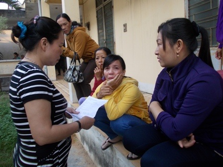 PCT
Hội Phụ nữ tỉnh Quảng Ngãi - Nguyễn Thị Xuân Thương (trái) động viên chị Nguyễn Thị Mười