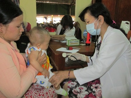 BS.CKI Nguyễn Thị Thu Thảo chăm chú khám cho một bệnh nhân nhí