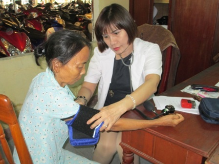 BS.CKI Nguyễn Thị Thu Thảo chăm chú khám cho một bệnh nhân nhí