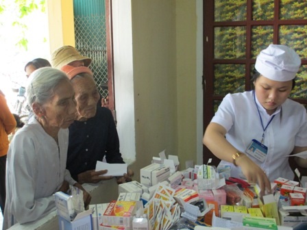 BS.CKI Nguyễn Thị Thu Thảo chăm chú khám cho một bệnh nhân nhí