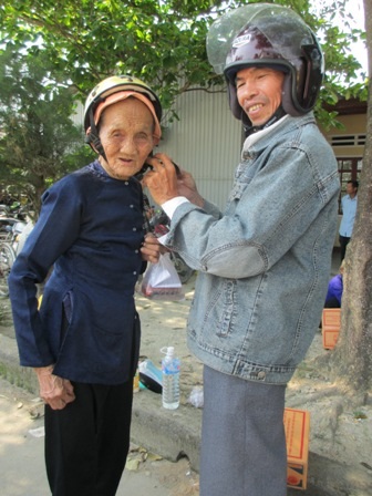 GS.BS
Nguyễn Thị Ngọc Phượng ân cần dặn dò bệnh nhân trước khi ra về