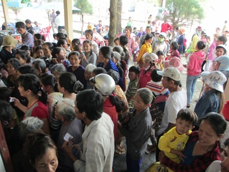 Rất đông người già và trẻ em đợi