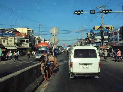 Nhóm cái bang nhí đầu trần chân đất tụ tập trên Quốc lộ 1A xin tiền