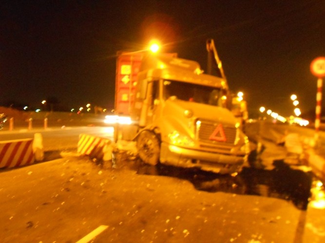 Hiện trường sự cố container mất lái ngay đầu cầu vượt thép Thủ Đức
khuya 20/4