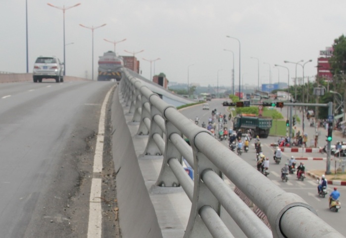 Hiện trường sự cố container mất lái ngay đầu cầu vượt thép Thủ Đức
khuya 20/4