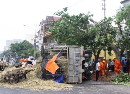 Chiếc xe bị lật nhào cùng hàng nghìn quả dưa hấu